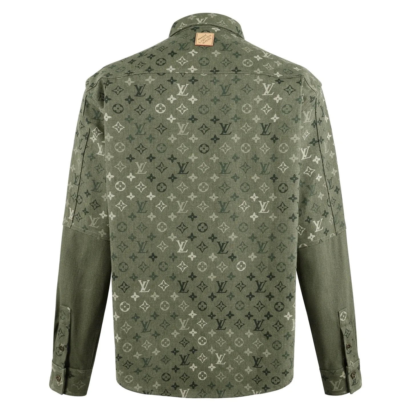 🅿️600 1v 25SS full-print green camouflage work jacket style shirt. The original purchase was 16,000 and developed. The fabric is made of custom-dyed 50-count plain double-ply pique cotton. Before positioning and cutting the fabric pieces, digital typesetting is used to lock the position of the full-print Monogram pattern to ensure that the pattern is continuous and without misalignment after splicing. The pattern alignment error between the body and the solid color splicing area is controlled within 0.5cm. The printing process uses digital direct injection technology: the pigment penetrates the fabric fibers with micron-sized particles, presenting a low-saturation vintage tone while maintaining the breathability of the fabric. The wear resistance of the printing layer reaches level 5 (friction test ≥ 200 times without falling off). The body is made of twill canvas blended fabric, and the splicing parts are reinforced with double-needle buried clip technology. The buttons are made of brass-plated matte paint, and the stitching is made of high-tenacity nylon thread with a tensile strength of 150N. The overall process takes into account both visual integrity and practical durability. The overall wiring is straight and delicate, the fabric is comfortable and soft, and the color is consistent without color difference. It can be matched with the same style to create a fashionable look and control various occasions. Customized accessories, complete with three standards, the same style for men and women. Size:S-M-L-XL